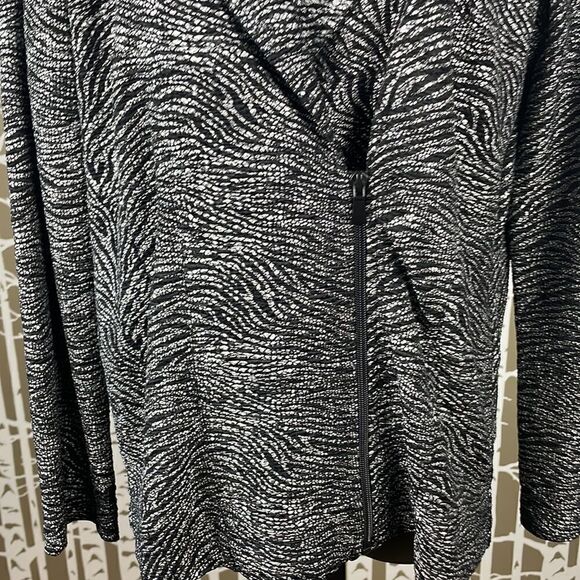 Chico's black and silver metallic tiger print asymmetrical zip front jacket sz 1 - Picture 3 of 16